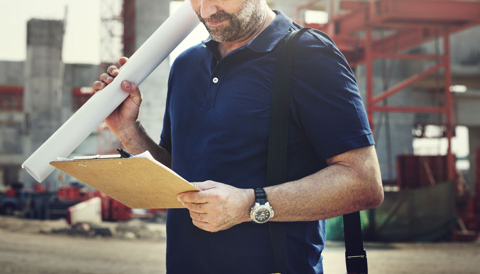 This man on a construction site can get paid anywhere with the right invoicing & accounting software