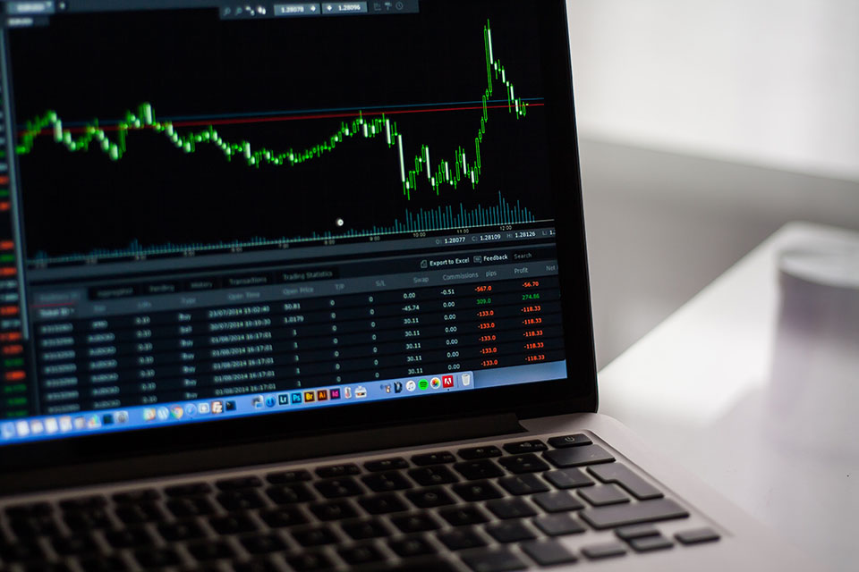 Image of stock performance chart on laptop screen. A Stocks and Shares ISA can offer a better Return on Investment